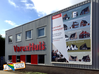 Grootformaat spandoek in luxe aluminium driehoek spandoekframe